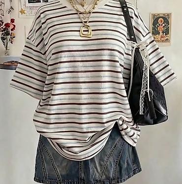 ağ futbolka: Qadınlar üçün zolaqlı oversize T‑shirt - Model: Geniş kəsimli — 1