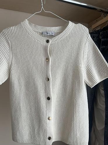 Digər kitablar və jurnallar: MANGO gısagol düymeli triko kofta . S razmer iki defe geyilib — 16