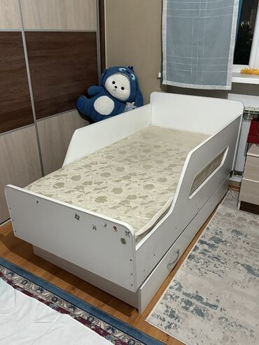 двухъярусная кровать для взрослых со встроенным диваном купить: Детская односпальная кровать с бортиками и выдвижным ящиком для