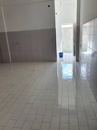 Magacini i radionice: IZDAJEM ILI PRODAJEM POSLOVNI PROSTOR 250m2 i 4 ari placa. Objekat — 15