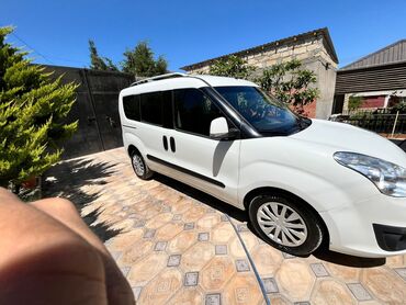 последующий выкуп авто бишкеке: Fiat Doblo modeli, ağ rəngdə, geniş və praktik bir avtomobildir. Bu