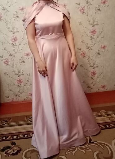 Ziyafət donları: Zərif çəhrayı rəngdə, uzun, formal don. Parlaq, hamar parçadan