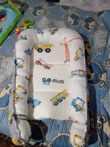 детское пуховое одеяло: Продаю кокон новый не пользовались цена 700 сом + одеяло