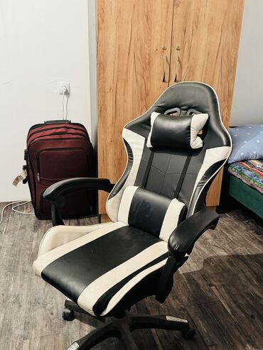 продаю офисное кресло: Игровое кресло, С колесиками, цвет - Черный, Экокожа