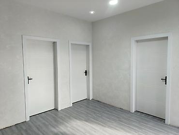 mdf material: Ağ rəngli interyer qapıları və açıq boz laminat döşəmə - Dizayn — 1