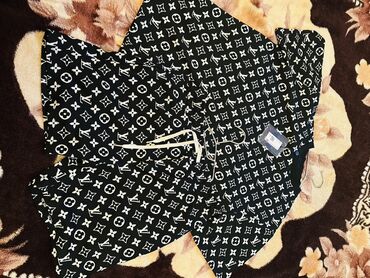 azərbaycan milli papaqları: Louis Vuitton firmasının qara rəngdə, ağ naxışlı dəsti. Parisdən 900€