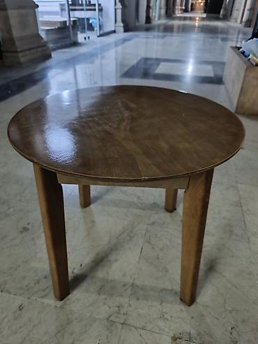 caydanlar: Dairəvi formalı taxta masa 2 əd var hər biri 50 AZN - Material: tam — 2