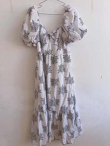 banner capı: Ağ rəngli, qara naxışlı uzun don - Stil: Boho/romantik - Yaxa: Dərin — 2