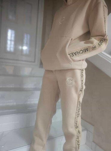 Gornji i donji deo: Ženske Futrovane trenerke 
S-xxl
4.700 din — 6