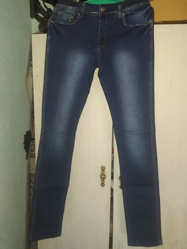 женские джинсовые шорты с завышенной талией: Узкие джинсы скинни, темно-синего цвета с эффектом легкого высветления