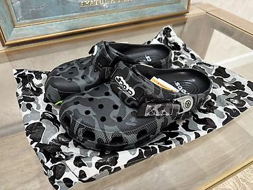 jibbitz: Crocs x A Bathing Ape (BAPE) – сабо скаут-камо, чёрно‑серый - — 1