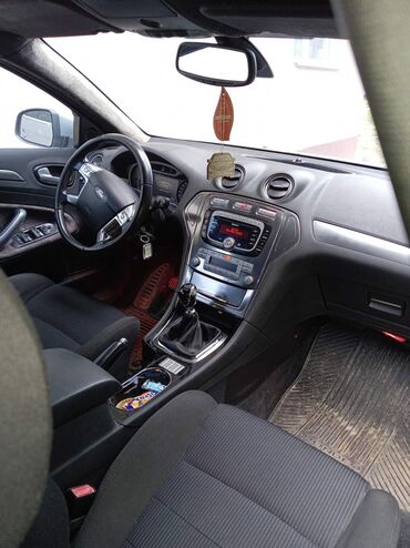 Ford: Ford Mondeo – dizel TDCi, sivi metalik. Karoserija: liftback sa 5 — 6