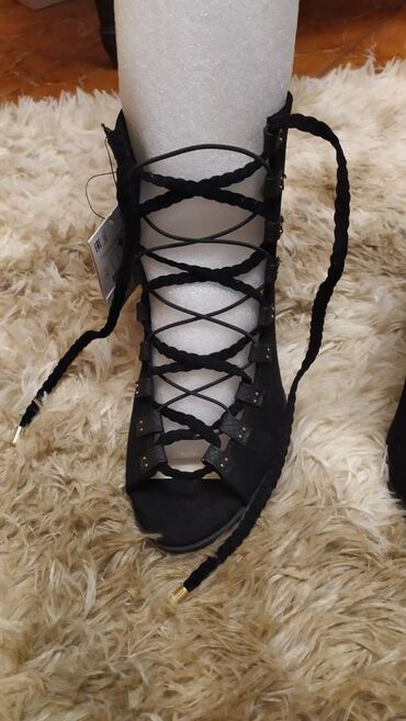 Γυναικεία είδη Υπόδησης: Παπούτσια.
Καινούργια, αφόρετα.
Πολύ άνετα, μέγεθος 38 — 7