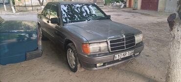 Mercedes-Benz: Mercedes-Benz markalı, boz rəngli sedan avtomobil. Klassik dizaynı və