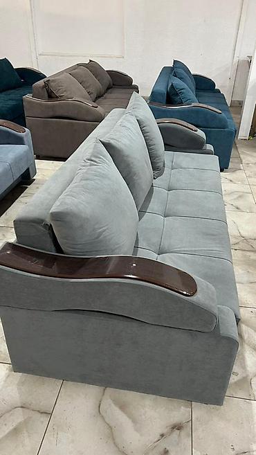 sofa: Прямой диван с подлокотниками под дерево и объемными подушками длина — 7