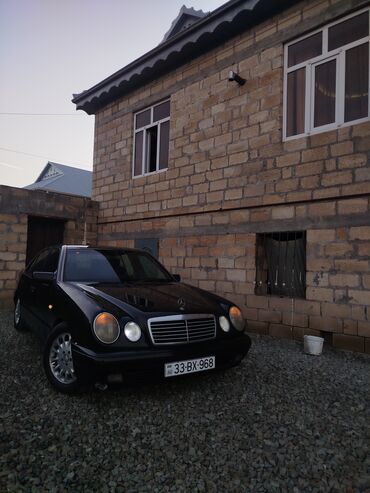 Mercedes-Benz: Mercedes-Benz E-Class: 2 l | 1997 il Sedan — 1