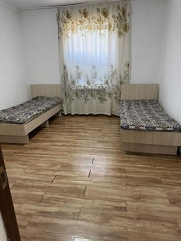 Долгосрочная аренда комнат: Сдается простая меблированная комната с отдельной кухней. Планировка — 1