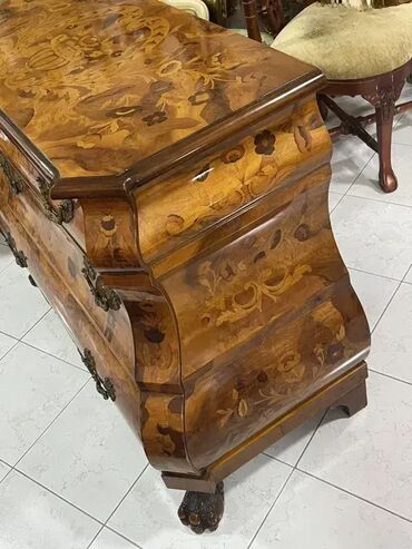 dimenzije ormara za spavaću sobu: Stilska trbušasta komoda u intarziji (lavlje šape) Komoda je u dobrom
