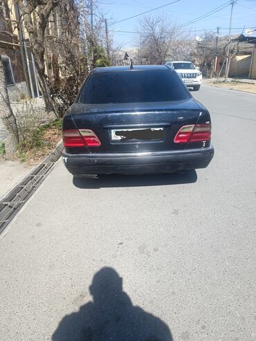 задняя фара в багажник ниссан примера р11: Qara rəngdə olan Mercedes-Benz E-Class sedanı. Avtomobil arxa tərəfdən