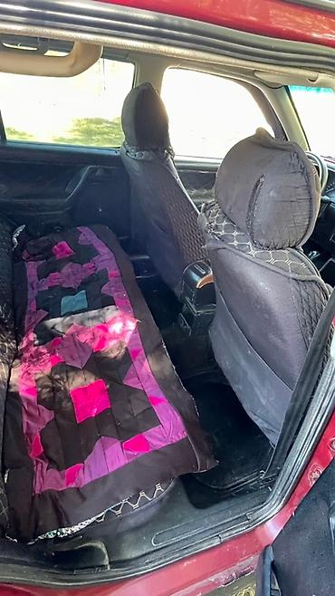 Другие детали салона: Интерьер автомобиля Volkswagen Golf III, демонстрирующий водительское — 8