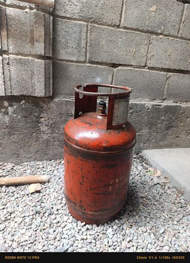 газовые баллны: Газовый баллон красного цвета. Подходит для использования с газовыми