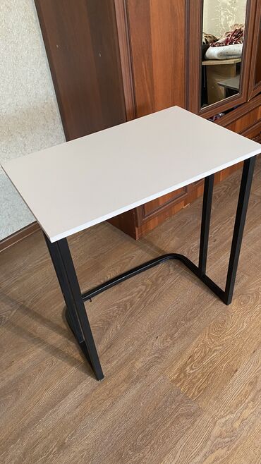 кухинный стол: Комплект офисной мебели, Стол, цвет - Белый, Б/у