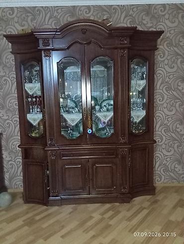 Klassik üslubda iri vitrin-bufet - Material: tünd rəngli ağac (massiv