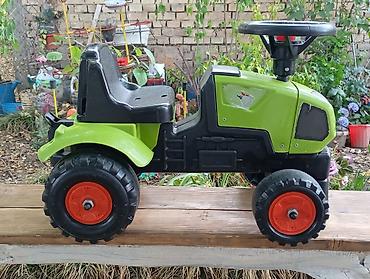 Dečiji traktor guralica u atraktivnoj zeleno-crnoj boji sa crvenim