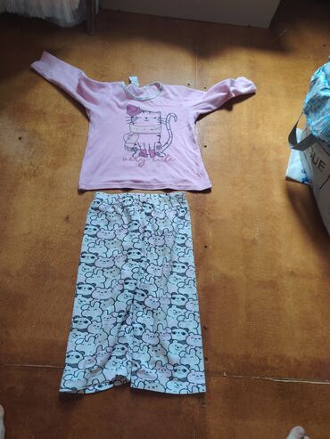uşaq üçün dağ xizəkliyi üçün kombinezonlar: Uşaq pijama dəstləri – 2 dəst 1) Pişikli dəst: - Üst: açıq çəhrayı