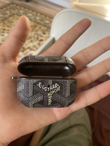 один наушник: Goyard чехол для кейса беспроводных наушников (форм-фактор AirPods)