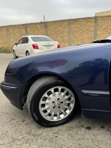 Mercedes-Benz: Mercedes-Benz E-Class: 2.2 l | 1999 il Sedan — 4