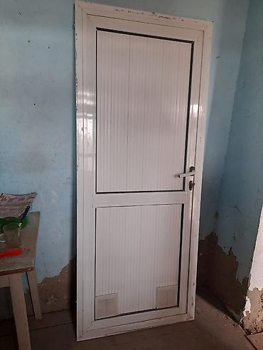asma tavanlar hamam: Ağ rəngli plastik (PVC) qapı - Material: PVC profilli çərçivə, şaquli — 1
