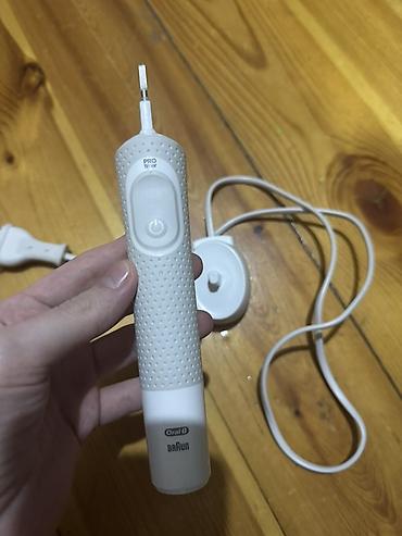 12 pro 256: Oral-B Braun elektrik diş fırçası gövdəsi və induktiv şarj stansiyası — 1