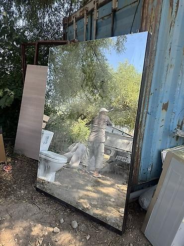 комод тумбочка: 195х130 размер Большое прямоугольное зеркало в тонкой коричневой рамке — 1
