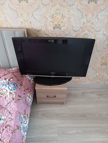 Kompakt dizaynlı qara rəngli Samsung CRT televizor. Bu televizor