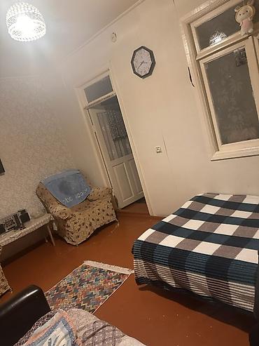 ev t: 3 otaqlı həyət evi – mətbəxli Xüsusiyyətlər: - 1 otaq + geniş mətbəx — 4