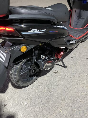 Скутеры: Макси-скутер Yamaha, 175 куб. см, Бензин — 12