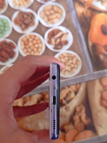 en ucuz telefonlar: Portativ smartfon yığcam dizayna və parlaq ekrana malikdir. Cihazın