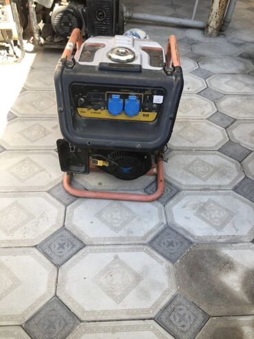 Digər tikinti materialları: Benzinli portativ generator - 220V AC çıxışlar: ön paneldə 2 ədəd