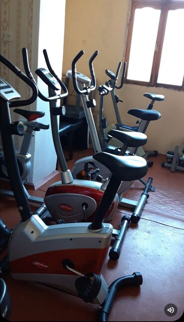 Velotrenajorlar: Life Fitness şirkətindən olan stasionar velosiped. Gümüşü-qırmızı
