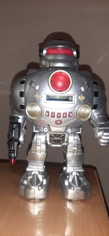 игрушечный робот: Робот. Серый ходит, стреляет, говорит. Красный ходит, поёт, танцует