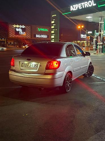 Транспорт: Kia Rio sedan – gümüş rəng, arxa ötürücülük işıqları LED görünüşlü — 1
