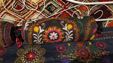 Άλλα αντικείμενα για το σπίτι: Ένα κάλυμμα κρεβατιού και δύο μαξιλάρια. Κεντημένο σε παραδοσιακό — 5