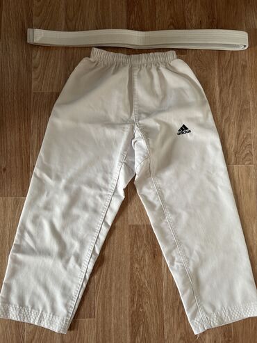 Спортивная форма: Штаны для таэквондо
+ подарок пояс 
Размер 150см
Белый цвет 
б/у