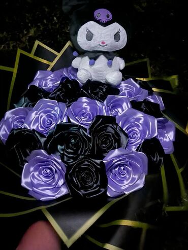 ucuz gül buketi: Sanrio personajlı oyuncaqlarla bəzədilmiş güllərdən hazırlanmış buket