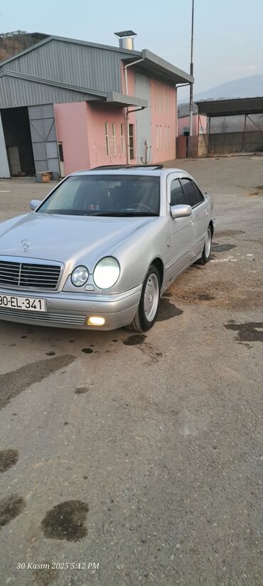Mercedes-Benz: Mercedes-Benz E-Class (W210) sedan - Gümüş rəng, 4 qapı - Ön dəyirmi — 6