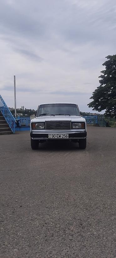 ford transit kreditle satisi: LADA 2107, ağ rəng, sedandır. Klassik dizaynlı kuzov, xrom ön — 1