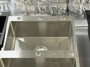 Кухонные мойки: Нержавеющая кухонная мойка Avina. Прочная конструкция с гладкой