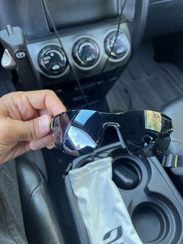 защитные очки: Очки Julbo Aerolite очень легкие и удобные есть царапина на линзе