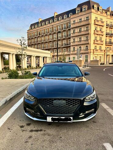 Tavalar: Hyundai Grandeur sedan, parlaq qara rəngi və cəlbedici xrom detalları